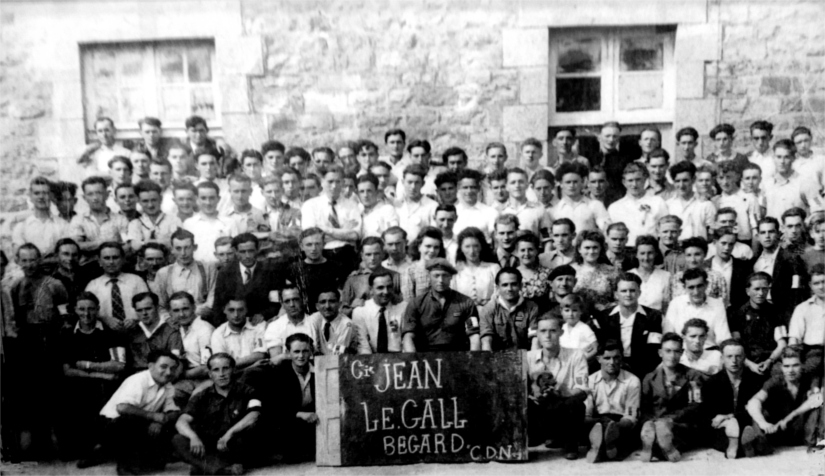 Compagnie FTP " Le Porchou " baptis�e en 1944 compagnie Le Gall (B�gard - Bretagne).