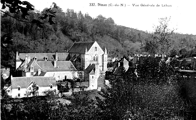 Vue générale de la ville de Léhon (Bretagne).