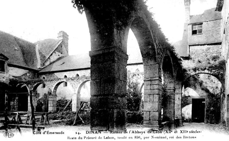 Clo�tre de la ville de L�hon (Bretagne).