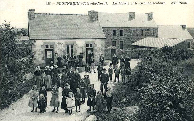 Mairie et groupe scolaire de Ploun�rin (Bretagne).