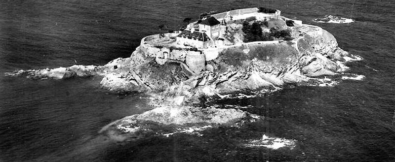Ch�teau-fort de Du-Guesclin � Saint-Coulomb (Bretagne).