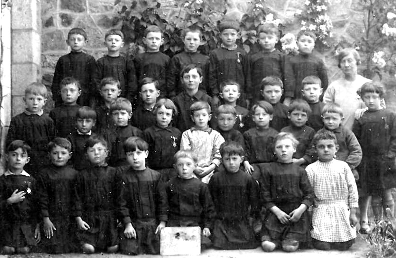 Ecole de Saint-Etienne-en-Cogl�s (Bretagne).