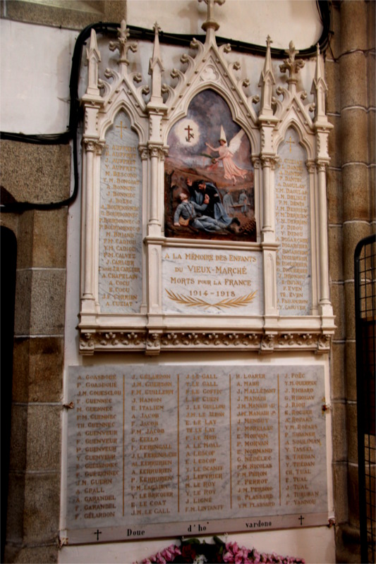 Monument aux morts de l'�glise du Vieux-March� (Bretagne).